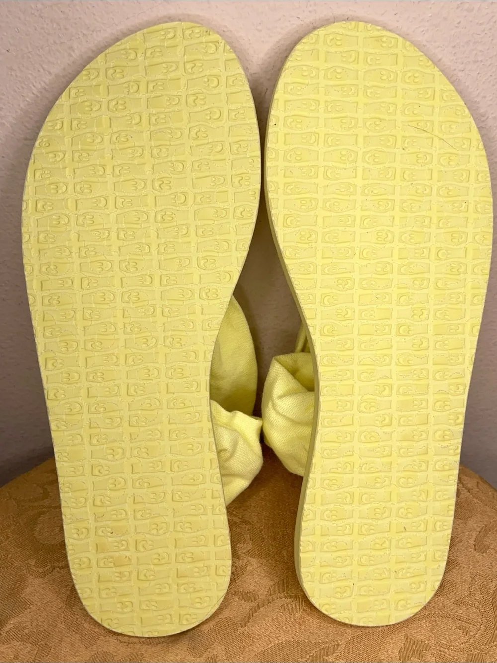 Size 9 Sanuk Yellow Nwot Sandals Soft Straps Comfy Beach Comfort Vacation